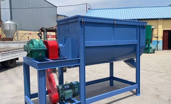 臥式攪拌機（螺帶混合機）結構特點。